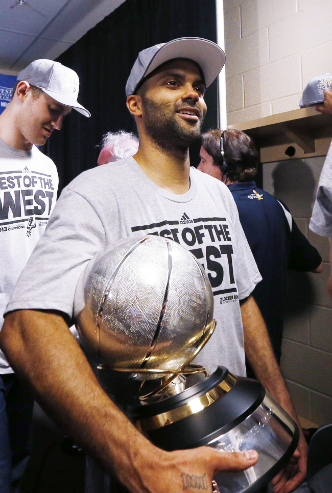 San Antonio Spurs guard Tony Parker, of France, holds the Western Conference Champion trophy after defeating the Memphis Grizzlies 93-86 in Game 4 of the conference NBA basketball playoff series, Monday in Memphis, Tennessee. (AP-Yonhap News)