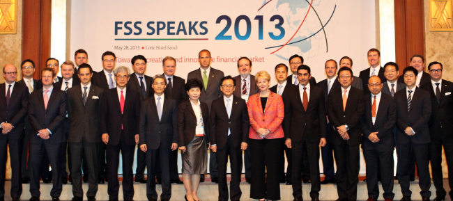 Financial Supervisory Service Gov. Choi Soo-hyun (center, front row) poses with chief executives of foreign financial firms operating in Korea during the FSS Speaks 2013 forum at Lotte Hotel in Seoul on Tuesday. (Yonhap News)