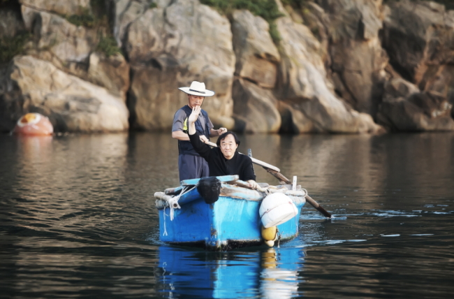 Pianist Paik Kun-woo arrives on a boat to his stage at Yokjido Island in Tongyeong, South Gyeongsang Province, in 2011. (MBC)