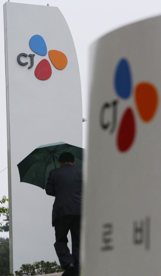 A CJ employee walks along outside the group headquarters in Seoul on Tuesday. (Yonhap News)