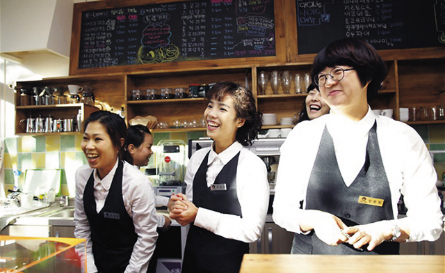 Women from multicultural marriages work as baristas at Samsung’s E-um cafe, a social enterprise. (Samsung Group)