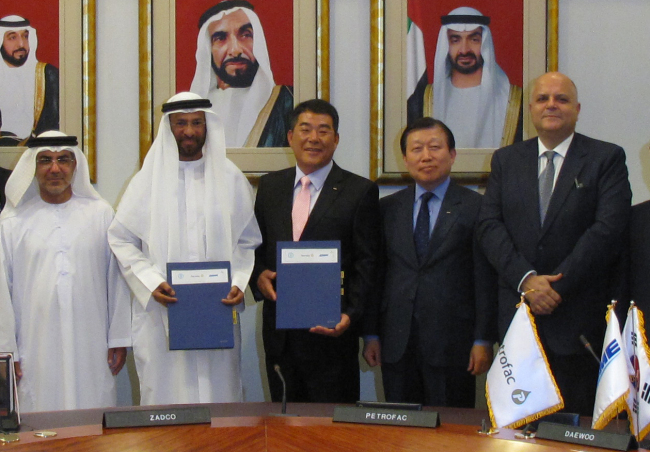 The DSME-Petrofac consortium poses after signing a deal to build an $800 million oil production unit in the United Arab Emirates, last week. From right: Petrofac chief executive Marwan Chedid, DSME labor union chief Sung Man-ho, DSME CEO Ko Jae-ho and ZADCO CEO Saif Al Suwaidi. (DSME)