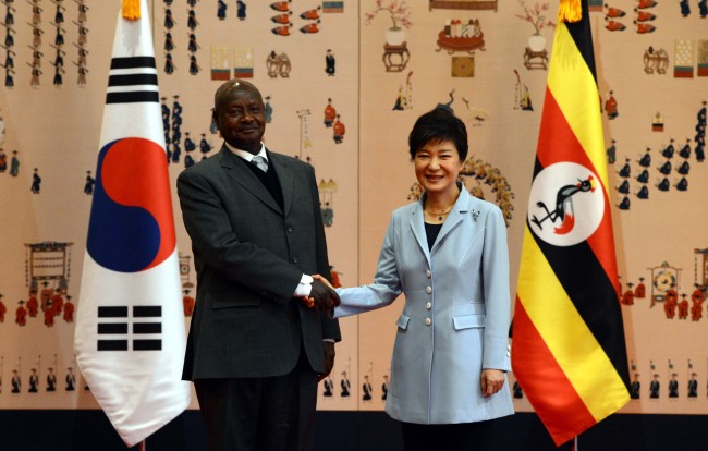 President Park Geun-hye shakes hands with Ugandan President Yoweri Kaguta Museveni during their summit at Cheong Wa Dae on Thursday. (Chung Hee-cho/The Korea Herald)