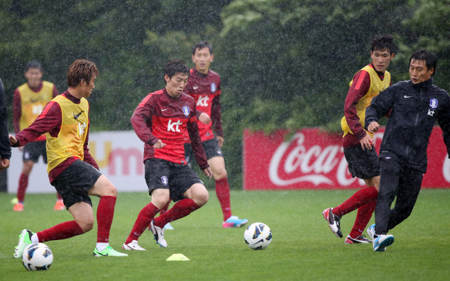 Kim Bo-kyung (center) helped Cardiff City earn a promotion to the Premier League this past season. (Yonhap News)