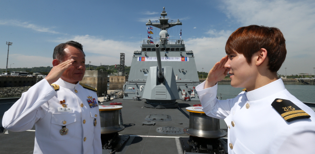 Olympic swimming champion Park Tae-hwan (right) salutes Chief of Naval Operations Adm. Choi Yoon-hee aboard a destroyer of the Second Fleet headquartered in Pyeongtaek, Gyeonggi Province after being appointed a publicity envoy of the Navy on Friday. (Yonhap News)