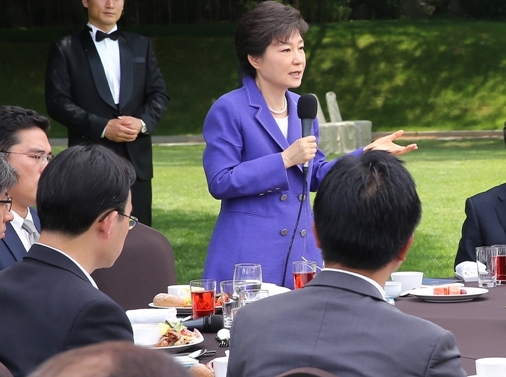 박근혜 대통령이 31일 청와대 녹지원에서 열린 출입기자단 오찬에서 인사말을 하고 있다. (연합뉴스)