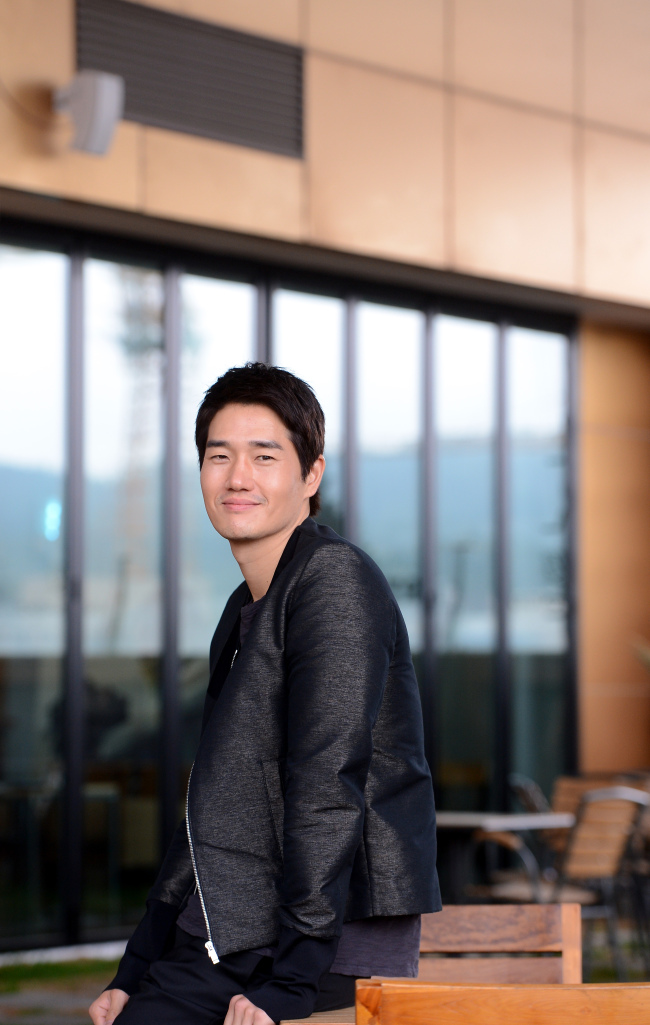 Actor and director Yoo Ji-tae poses for a photo prior to an interview with The Korea Herald on May 28 in Seoul. (Ahn Hoon/The Korea Herald)