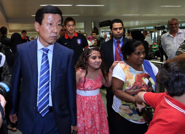 Korea’s head coach Choi Kang-hee (left) arrives in Beirut on Saturday. (Yonhap News)