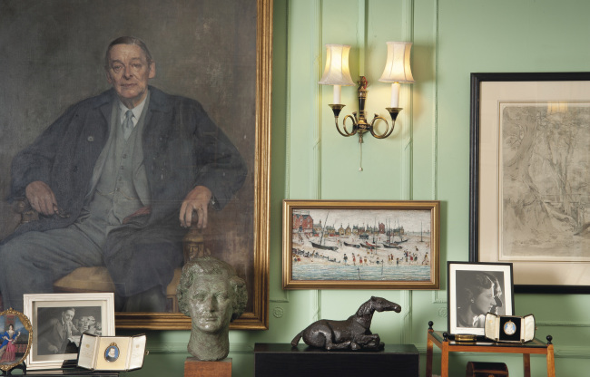This image released by Christie’s London on May 30 is the interior of T.S. Eliot and his wife Valerie’s apartment in London. (AP-Yonhap News)