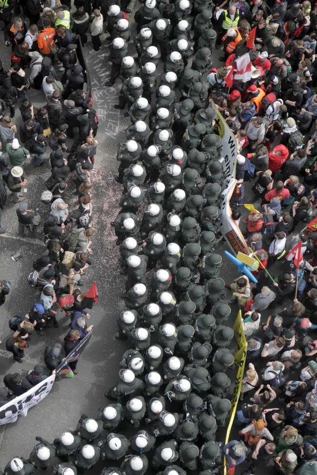 German police officers block anticapitalism Blockupy protesters with several thousand people taking part in Frankfurt on Saturday. (AP-Yonhap News)