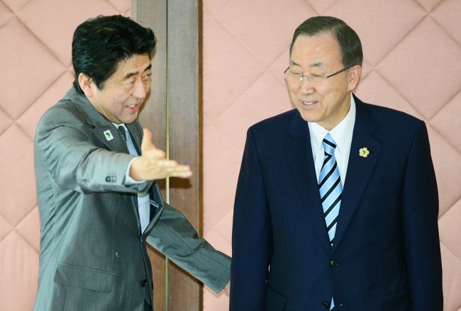 U.N. Secretary-General Ban Ki-moon (right) is welcomed by Japanese Prime Minister Shinzo Abe prior to their talks in the Tokyo International Conference on African Development in Yokohama on Sunday. (AFP-Yonhap News)