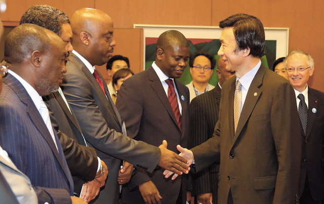 Foreign Minister Yun Byung-se (right) shakes hands with African envoys during a meeting at the Foreign Ministry in Seoul on May 27. (Yonhap News)