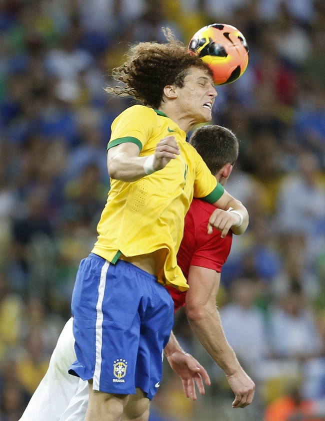 Brazil`s David Luiz, front, and England`s Gary Cahill, background, jump for the ball during an international soccer friendly at the Maracana stadium in Rio de Janeiro, Brazil, Sunday. (AP-Yonhap News)