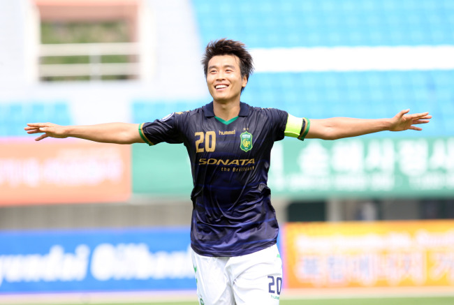 Lee Dong-gook leads the Korean national team with 30 career international goals. (Yonhap News)