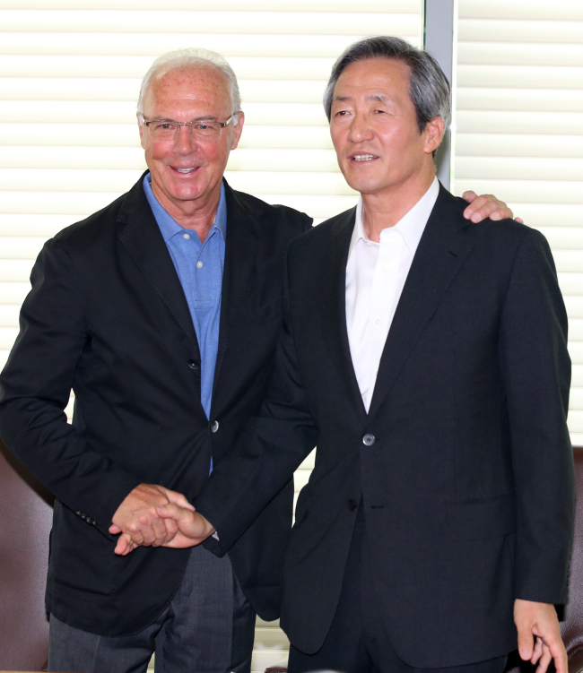 Chung Mong-joon (right), honorary president of the Korea Football Association, poses with Franz Beckenbauer, honorary president of Bayern Munich, shortly after a press conference in Seoul on Monday. Beckenbauer visited Seoul on the day to congratulate Chung on receiving a German medal of merit. (Yonhap News)