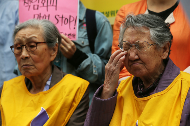 길원옥(오른쪽), 김복동 할머니가 29일 오전 서울 종로구 중학동 주한일본대사관 앞에서 열린 제 1076차 일본군 ‘위안부’ 문제 해결을 위한 정기 수요시위에서 침통한 표정으로 앉아있다. (연합뉴스)