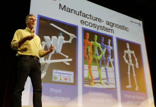 Wayne Losey, co-founder of Dynamo DevLabs, speaks about 3-D printing during the Hardware Innovation Workshop in San Mateo, California. (AP-Yonhap News)