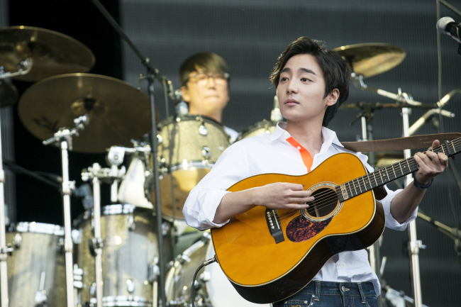 Roy Kim performs as one of the opening acts for the Jason Mraz Seoul concert on May 17. (9 Entertainment)