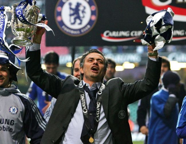 Chelsea manager Jose Mourinho celebrates in this file photo after winning the English League Cup Final football match at The Millennium Stadium Wales, 25 February 2007. (AFP-Yonhap News)