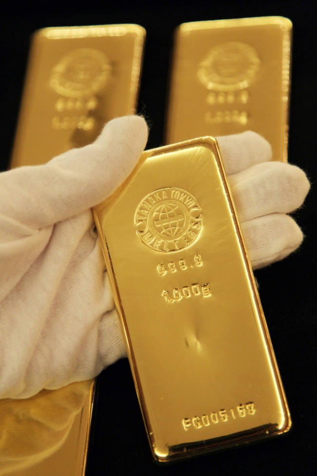 Gold bars are displayed at Tanaka Kikinzoku Jewelry store in Tokyo. (Bloomberg)