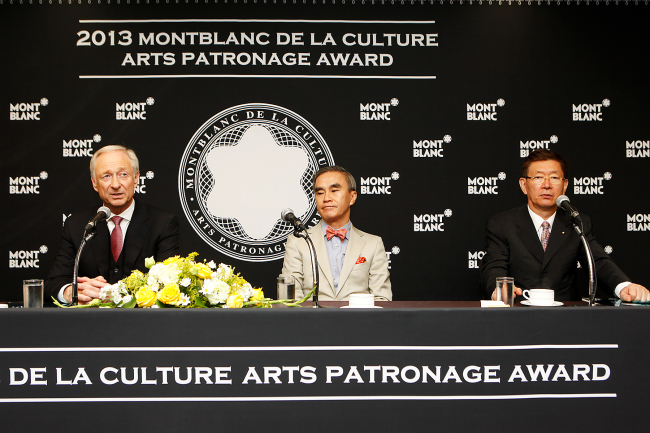 (From left) Lutz Bethge Montblanc International CEO Lutz Bethge, Byucksan Engineering chairman Kim Higgin, and Shin Yong-keuk, CEO of Euro Trading, Korean distributor of Montblanc, attend a press conference held at Renaissance Hotel in Seoul on Tuesday before the Montblanc de la Culture Arts Patronage Award ceremony. (Working P)