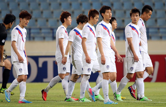 김신욱, 이청용, 김남일, 김치우 등 축구대표팀이 5일(한국시간) 레바논 베이루트 카밀샤문 스포츠시티 스타디움에서 열린 2014브라질월드컵 최종예선 한국-레바논 경기에서 1대1 무승부로 경기를 마친 뒤 그라운드를 빠져나가고 있다. (연합뉴스)