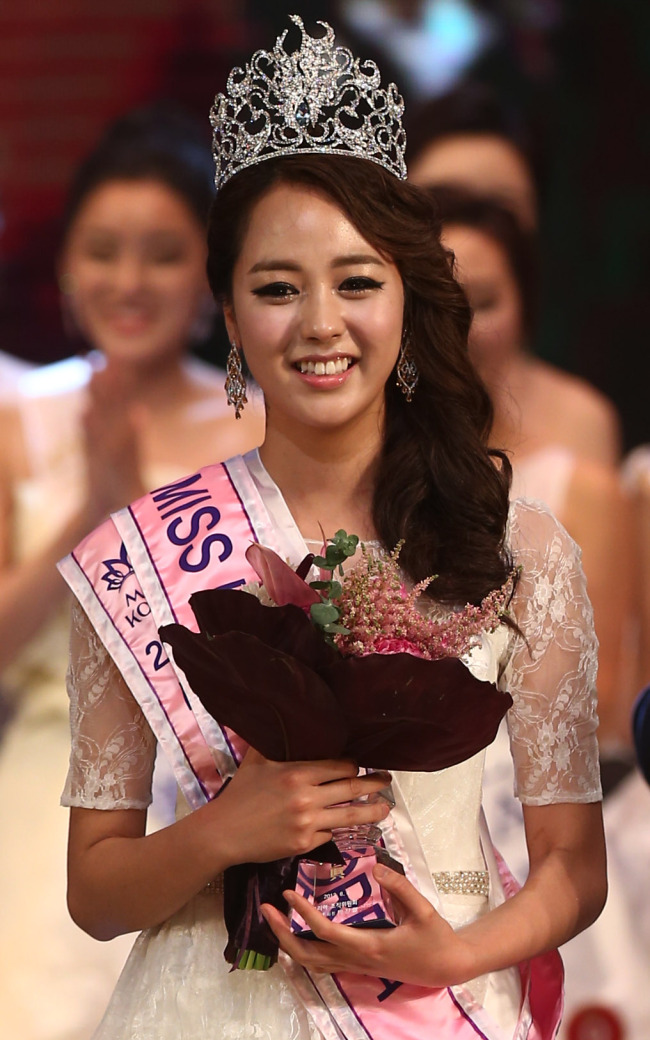 Yoo Ye-bin smiles after being crowned at the Miss Korea 2013 beauty pageant Tuesday. (Yonhap News)