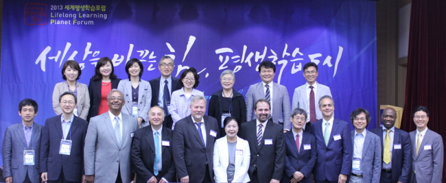 Participants pose during the international forum on lifelong learning at the Gyeonggi Provincial Institute for Lifelong Learning in Suwon on Monday. (GILL)