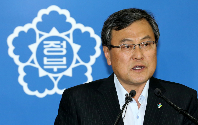 Choi Mun-kee, minister of science, ICT and future planning, announces measures to promote the “creative economy” at a news conference in Seoul on Wednesday. (Yonhap News)