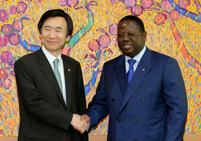 Foreign Minister Yun Byung-se shakes hands with his Gabonese counterpart Emmanuel Issoze Ngondet at the ministry on Friday. (Yonhap News)