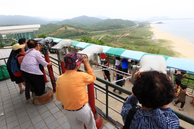 South Koreans look to the North from an observation post near the Demilitarized zone Friday. (Yonhap News)