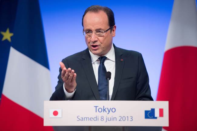 France’s President Francois Hollande delivers a speech during a press conference at the French Institute in Tokyo on Saturday. (AFP-Yonhap News)