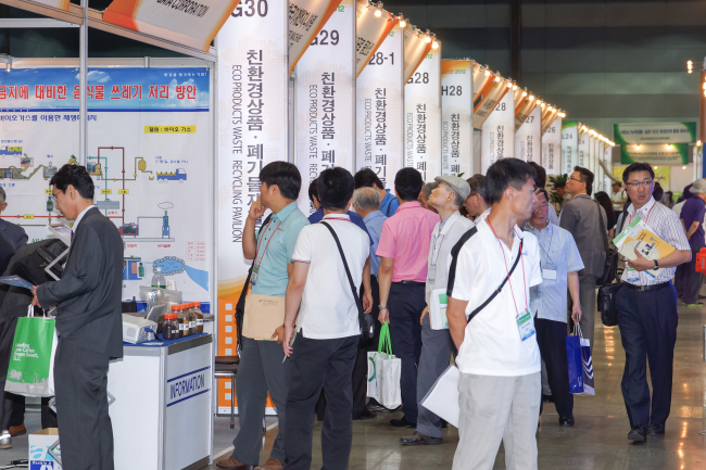 Participants attend the International Exhibition on Environmental Technology and Green Energy held in 2012. (Environment Ministry)