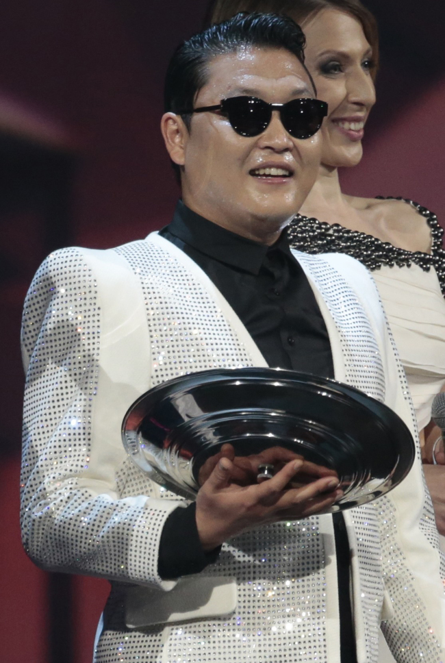 Pop star Psy is presented with a Muz-TV award at the presentation ceremony at Olympiisky Sport Complex in Moscow on Friday. (AP-Yonhap News)