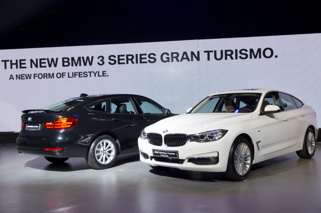 BMW’s new 320d Gran Turismo (left) and the Luxury line. (BMW Korea)