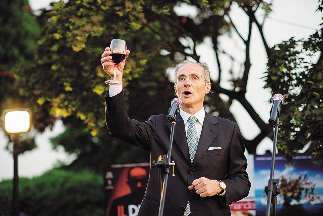 Italian Ambassador to Korea Sergio Mercuri raises his glass in a toast during a reception celebrating Italy’s republican constitution at his residence in Hannam-dong, Seoul, Monday. (Italian Embassy)