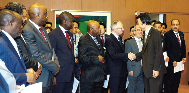 Foreign Minister Yun Byung-se (second from right) greets African ambassadors to Seoul at the ceremony to launch the Friends of Africa, a policy advisory and public relations group to promote Korea’s ties with the continent, at the Foreign Ministry on May 27. (Yonhap News)