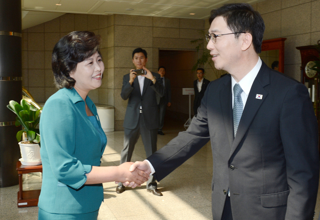 South Korea’s chief delegate Chun Hae-sung (right) for the working-level talks with the North shakes hands with his counterpart Kim Song-hye, senior official on the North’s Committee for the Peaceful Reunification of Korea, at Freedom House in Panmunjeom on Sunday. (Unification Ministry)