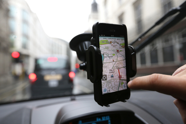 An automobile driver uses Waze Inc.’s map software in London. (Bloomberg)