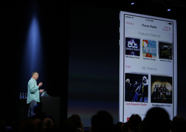 애플의 에디 큐 수석 부사장이 10일(현지시간) 미국 샌프란시스코에서 열린 세계개발자대회(WWDC)에서 기조연설을 하고 있다. 애플은 이날 새 스마트폰·태블릿PC 운영체제 iOS7와 매킨토시 컴퓨터용 OS의 새 버전 등을 선보였다. (AP-연합뉴스)