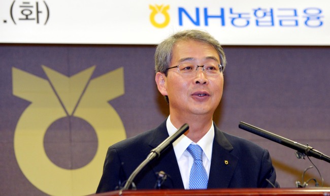 Nonghyup Financial Group chairman Yim Jong-yong speaks at his inaugural ceremony in Seoul on Tuesday. (Kim Myung-sub/The Korea Herald)