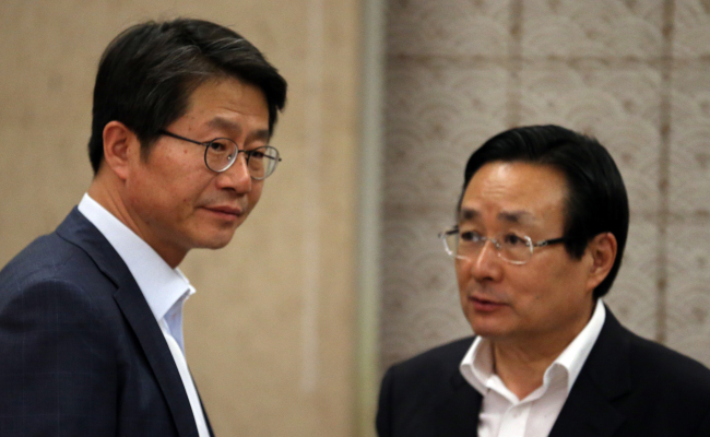 Unification Minister Ryoo Kihl-jae (lfet) converses with senior presidential secretary for foreign affairs Ju Chul-ki ahead of the Cabinet meeting at Cheong Wa Dae on Tuesday. (Yonhap News)