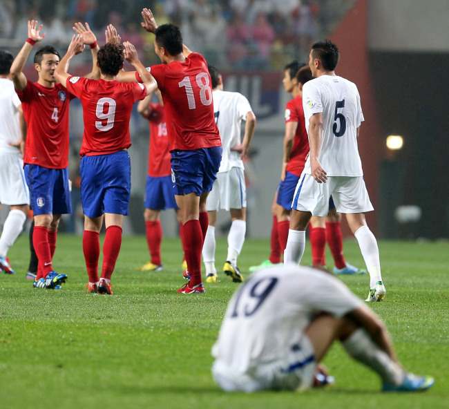 South Korean players celebrate their victory over Uzbekistan on Tuesday. Yonhap News