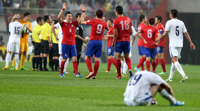 The South Korean national football team celebrates a 1-0 victory over Uzbekistan during their World Cup qualifying soccer match at World Cup Stadium in Seoul on Tuesday. ( Yonhap News)