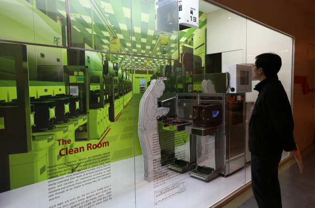 A visitor looks at a display showing the clean room in the showroom of the SK Hynix Semiconductor Inc. plant in Cheongju, North Chungcheong Province. (Bloomberg)