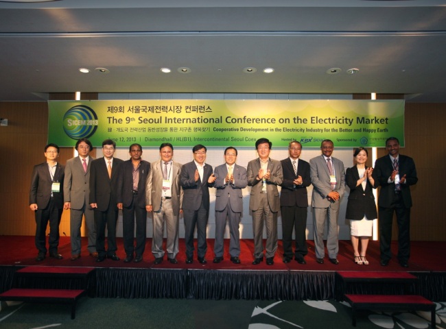 Nam Ho-ki (fifth from right), CEO and chairman of the Korea Power Exchange, poses with participants of the 9th Seoul International Conference on the Electricity Market in Seoul on Wednesday. (KPX)