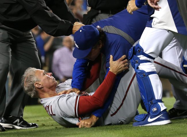 Manager Don Mattingly (right) of the Los Angeles Dodgers pushes down coach Alan Trammell of the Arizona Diamondbacks during a bench clearing brawl in the seventh inning at Dodger Stadium in Los Angeles on Tuesday. (AFP-Yonhap News)