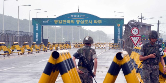 South Korean soldiers stand on guard at the bridge linking the two Koreas in Paju, Gyeonggi Province on Wednesday. (Kim Myung-sub/The Korea Herald)