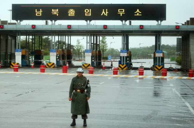 남북당국회담이 무산된 가운데 12일 오전 서부전선 제3땅굴과 도라산전망대 등 을 둘러보는 안보투어버스 창 너머로 파주시 남북출입사무소가 보이고 있다.(연합뉴스)