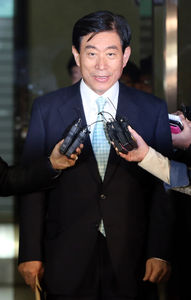 Won Sei-hoon, former head of the National Intelligence Service, leaves the Seoul Central District Prosecutors’ Office after questioning on April 30. (Yonhap News)